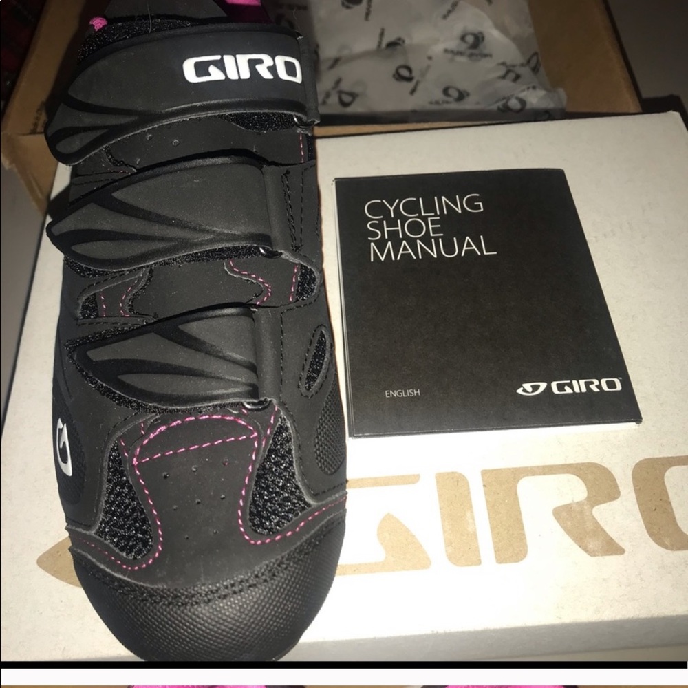 NWT cycling shoe